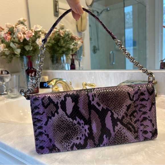 Purple snakeskin purse with short shoulder strap, chain detail. Magnet closure. - Picture 8 of 16